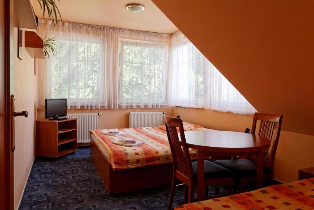 Restaurace A Penzion Garnet Olomouc Extérieur photo