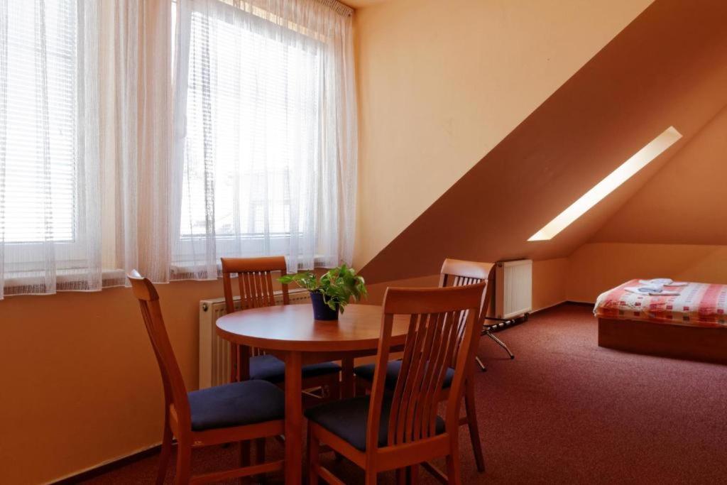Restaurace A Penzion Garnet Olomouc Extérieur photo