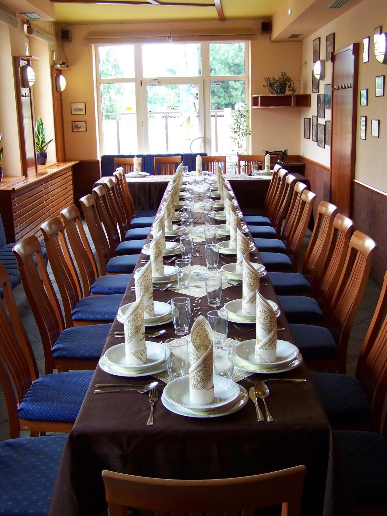 Restaurace A Penzion Garnet Olomouc Extérieur photo